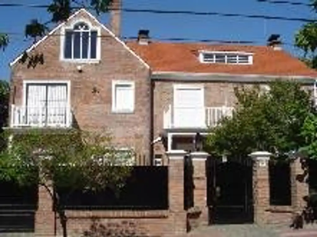 CASA ESTILO CLASICO RECICLADA EN ACASSUSO