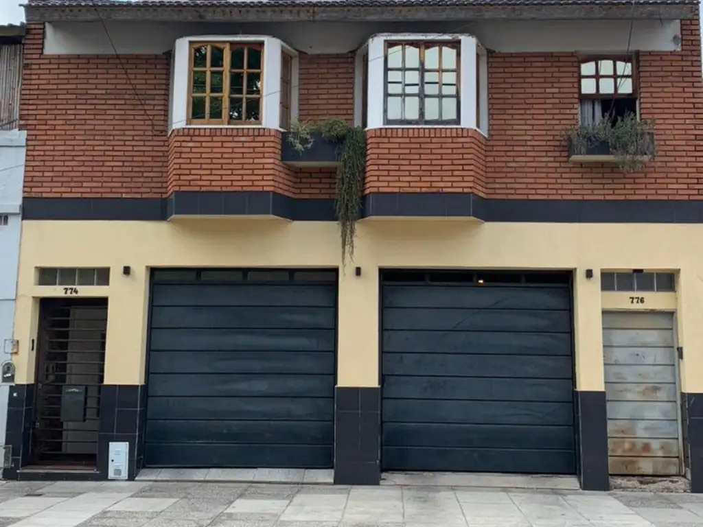 Hermoso depto tipo casa en 1° piso de 5 amb c/cochera