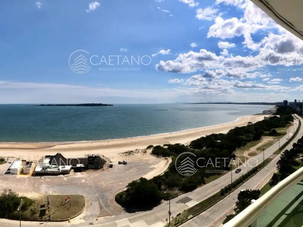 Venta apartamento 3 dormitorios + servicio. Playa mansa, Punta del Este