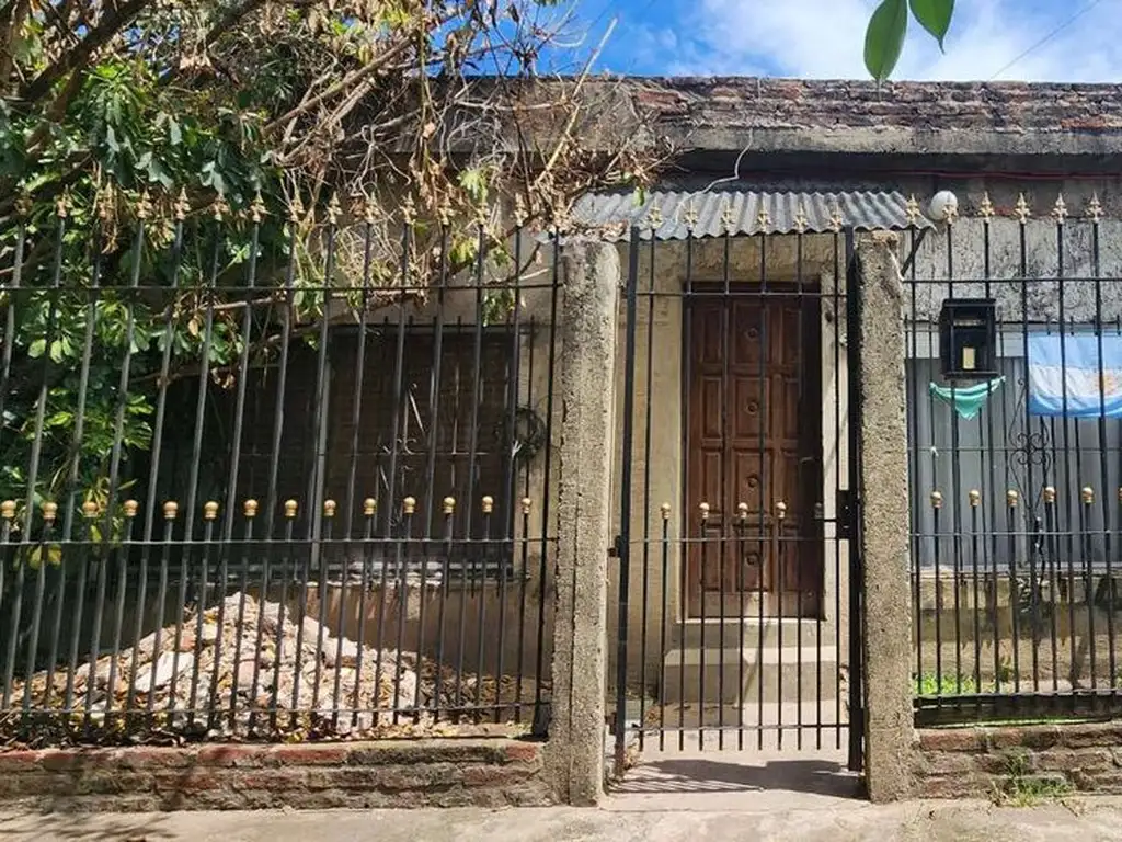 Casa 3 amb en venta en Lanús con cochera y patio