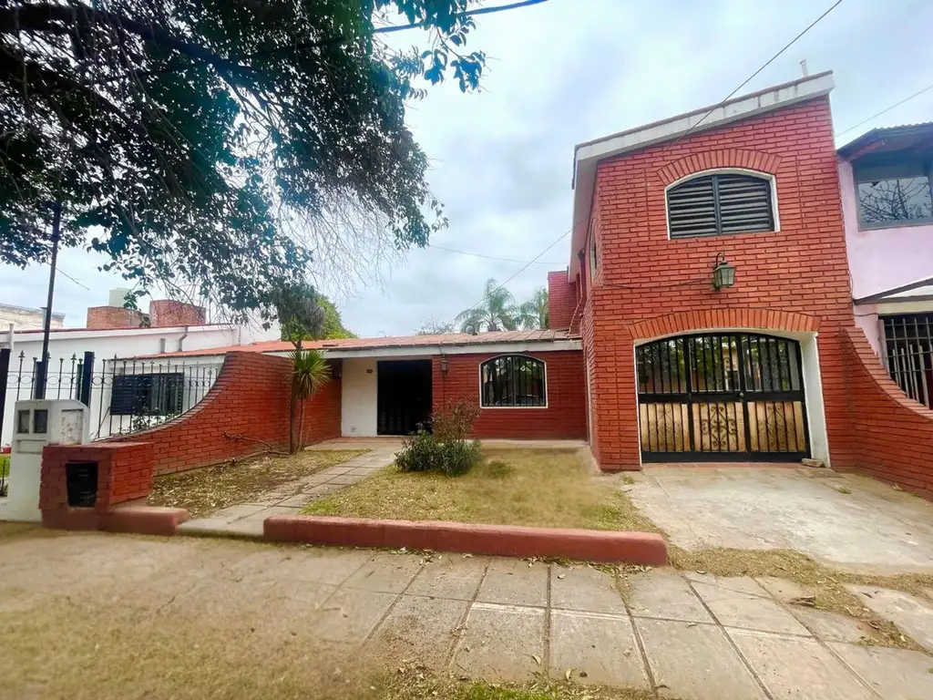 VENTA CASA 3 DORMITORIOS CON PATIO EN ZONA SUR