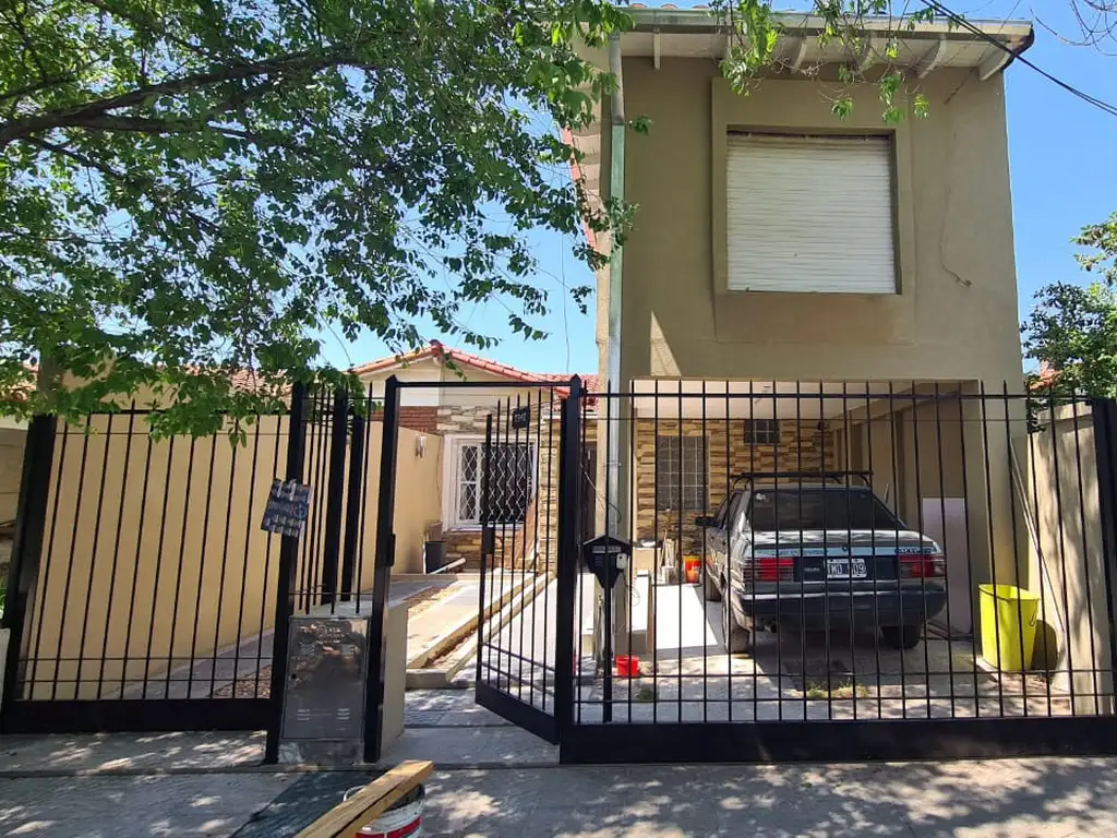 EN VENTA CHALET DE 7 X 25 EN CIUDAD JARDIN HECHO TODO A NUEVO; AMPLIA COCHERA - FICHA 8248