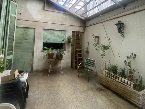 GRAN CASA DE ESTILO TRADICIONAL- GALERIA Y TERRAZA. A MTS PLAZA SAENZ PEÑA - LOTE 8,66 X 21,59M.