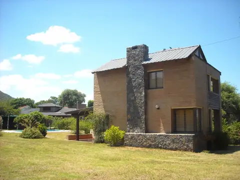 CALAMUCHITA - SANTA ROSA -Chalet con pileta en venta en barrio El Mirador (cód. 1303)