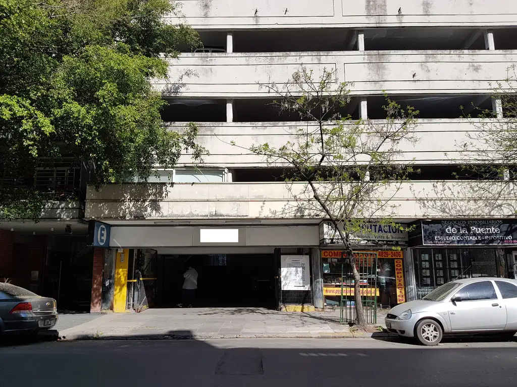 Dueño vende 2 cocheras fijas contiguas grandes en Planta Baja, en block o separadas.