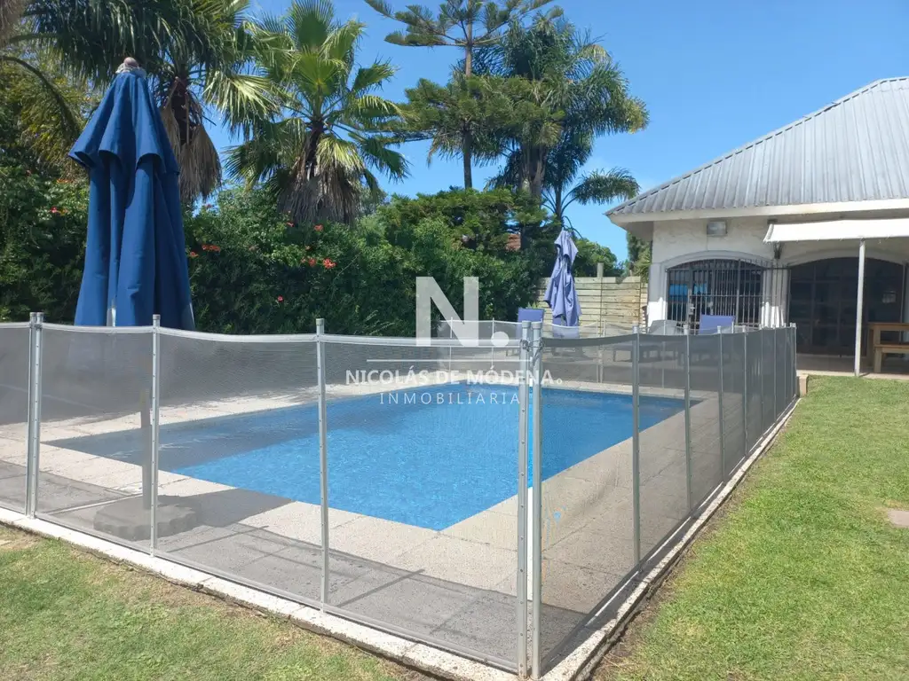 Vende casa de 3 dormitorios totalmente reformada. Con piscina climatizada. Cerca de colegios, Punta del Este