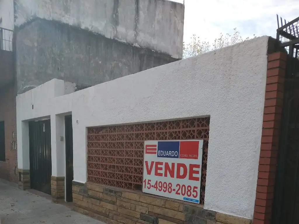 CASITA SOBRE LOTE PROPIO 8,66 X 19 PARA RECICLAR MUY BUENA UBICACIÓN Y ORIENTACION