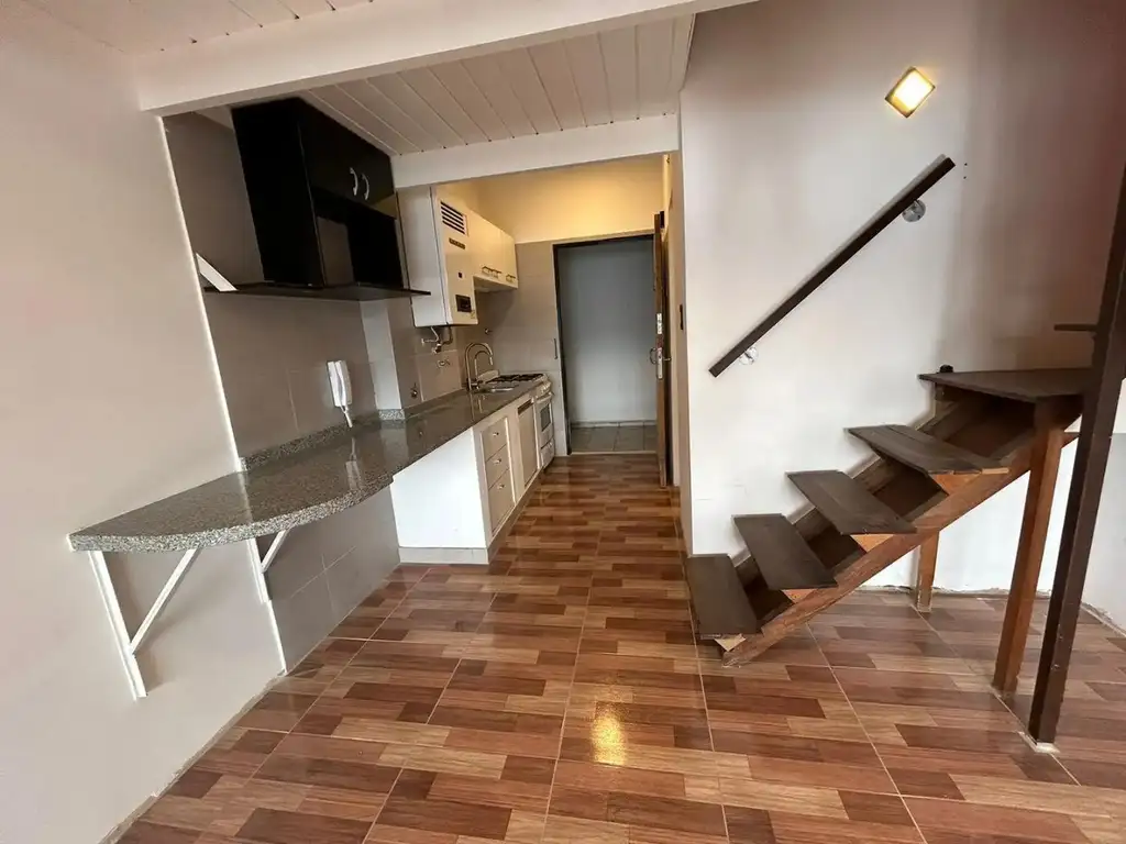 2 AMBIENTES EN DUPLEX C/ ENTREPISO. COCINA  Y BAÑO A NUEVO "