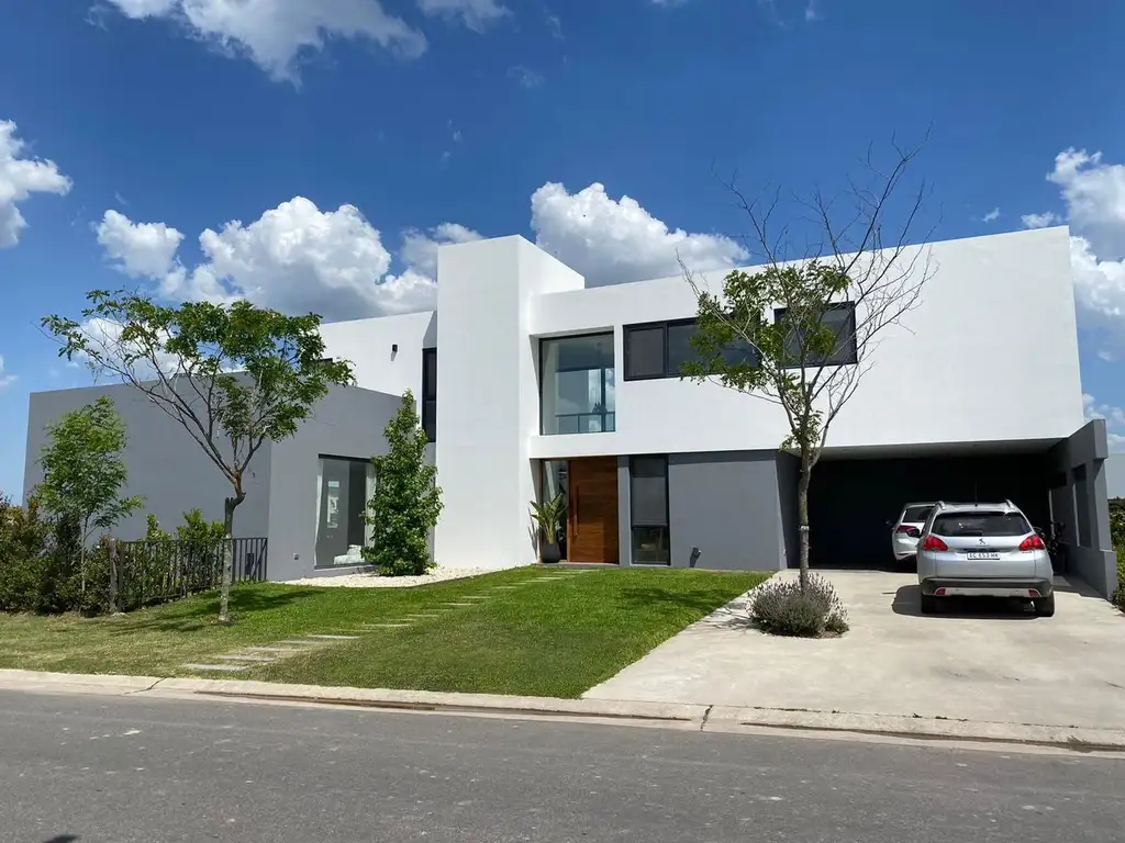 Moderna casa en Marinas con pileta sobre el lago central