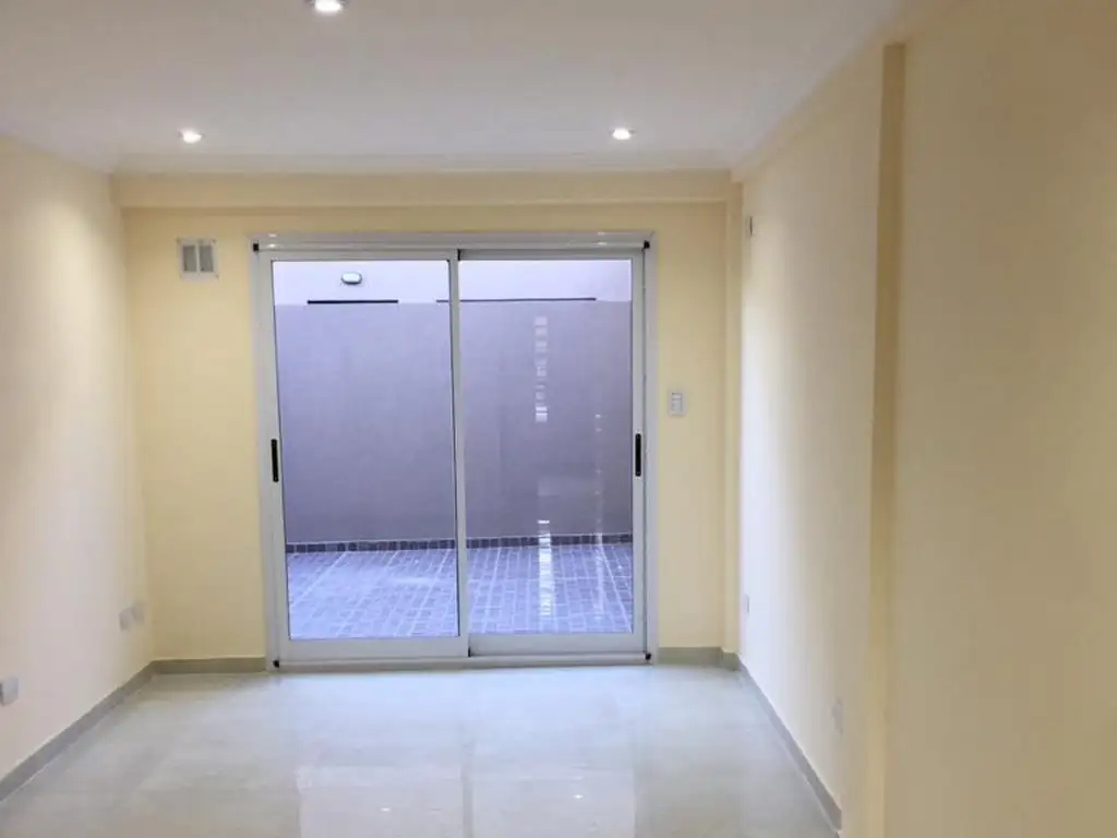 Excelente departamento de 3 ambientes con patio y cochera