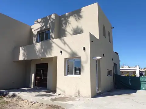 Casa en Venta - 4 dormitorios - USD 210.000