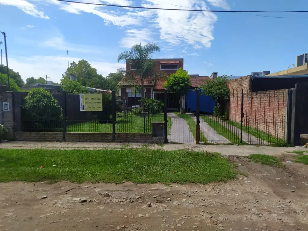 Casa en dos plantas sobre terreno 10x35m