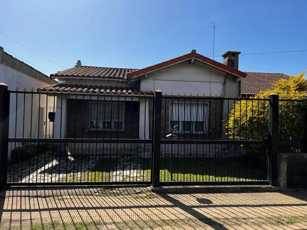 VENTA! Casa estilo de 3amb con jardín!  Haedo