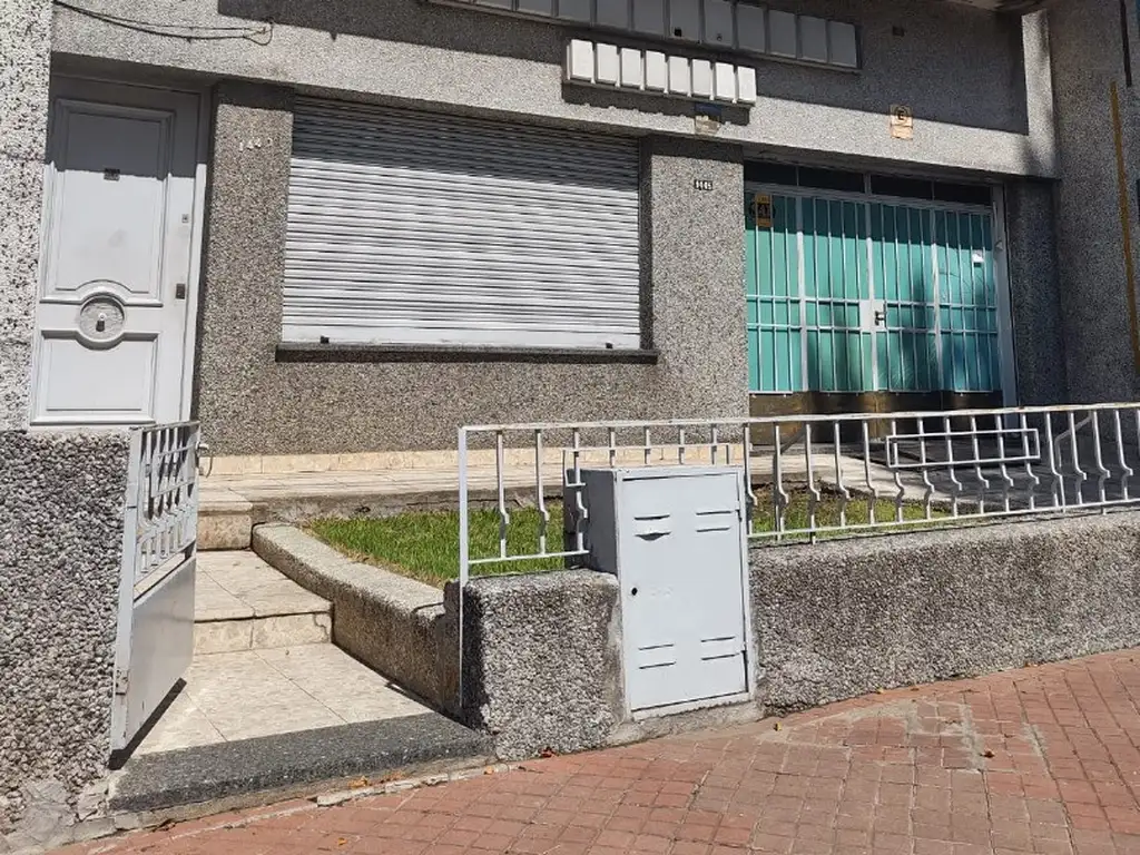 VENTA IMPORTANTE CASA 3 DORMITORIOS CON GALPON EN PLANTA BAJA Y JARDIN