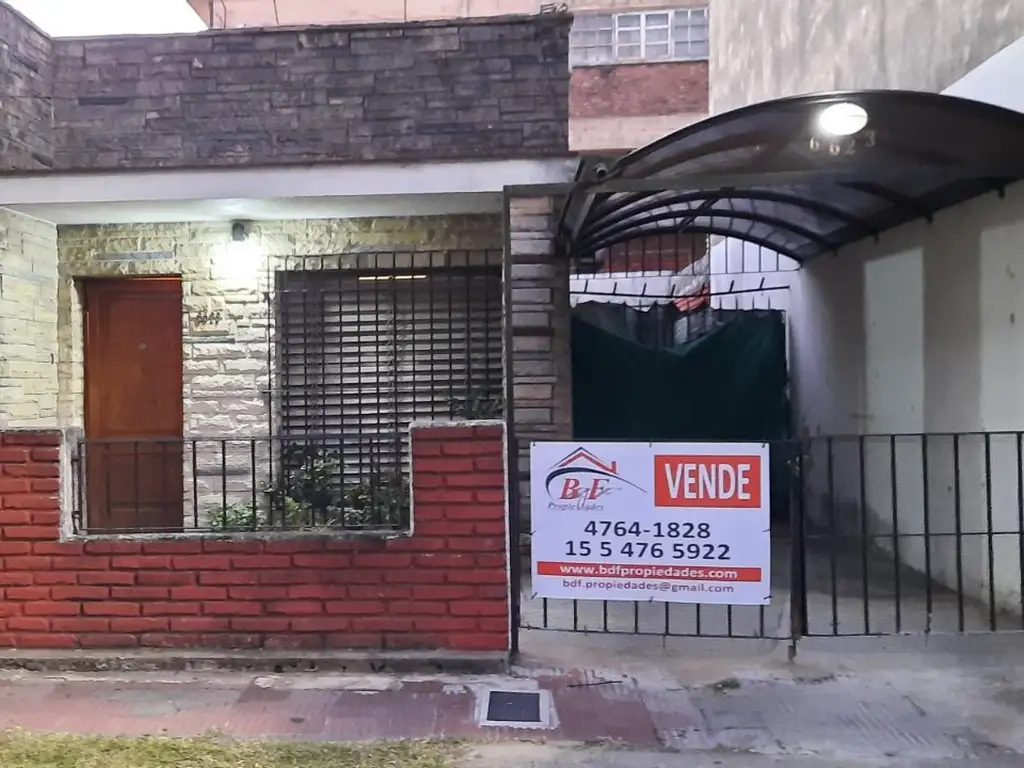 CASA DE TRES AMBIENTES SOBRE LOTE PROPIO CON GARAGE Y PATIO - APTO CREDITO