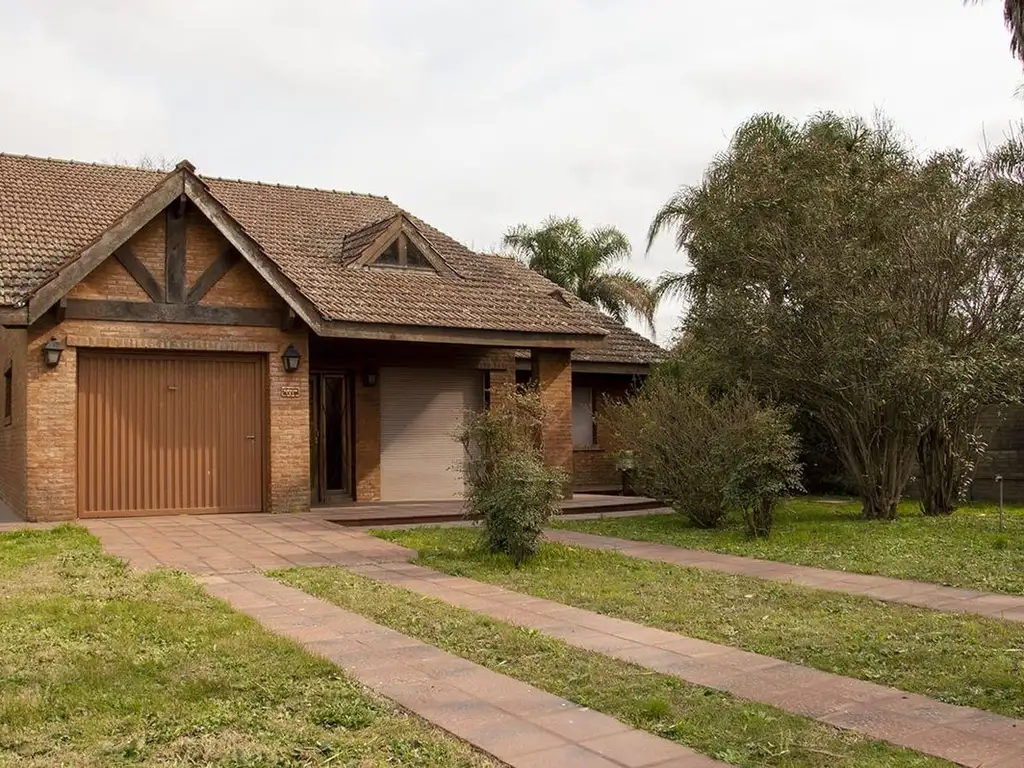 CASA CON JARDIN - 7 AMB - 4 DORM - QUINCHO - GARAG