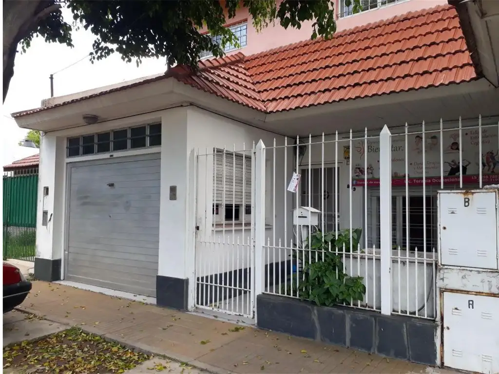 Casa tipo PH, en planta baja, con depto o quincho. Cochera