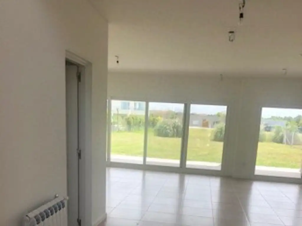 HARAS DEL SUR IV VENDO EXCELENTE CASA  400MTS 2 CUBIERTOS LOTE 2100 ACCESO A DOS CALLES -