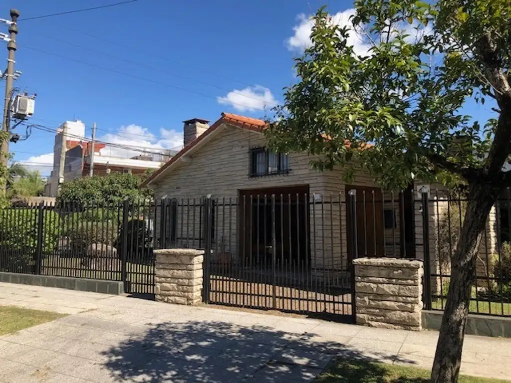 Venta Casa lote propio con patio y quincho en Loma Hermosa!