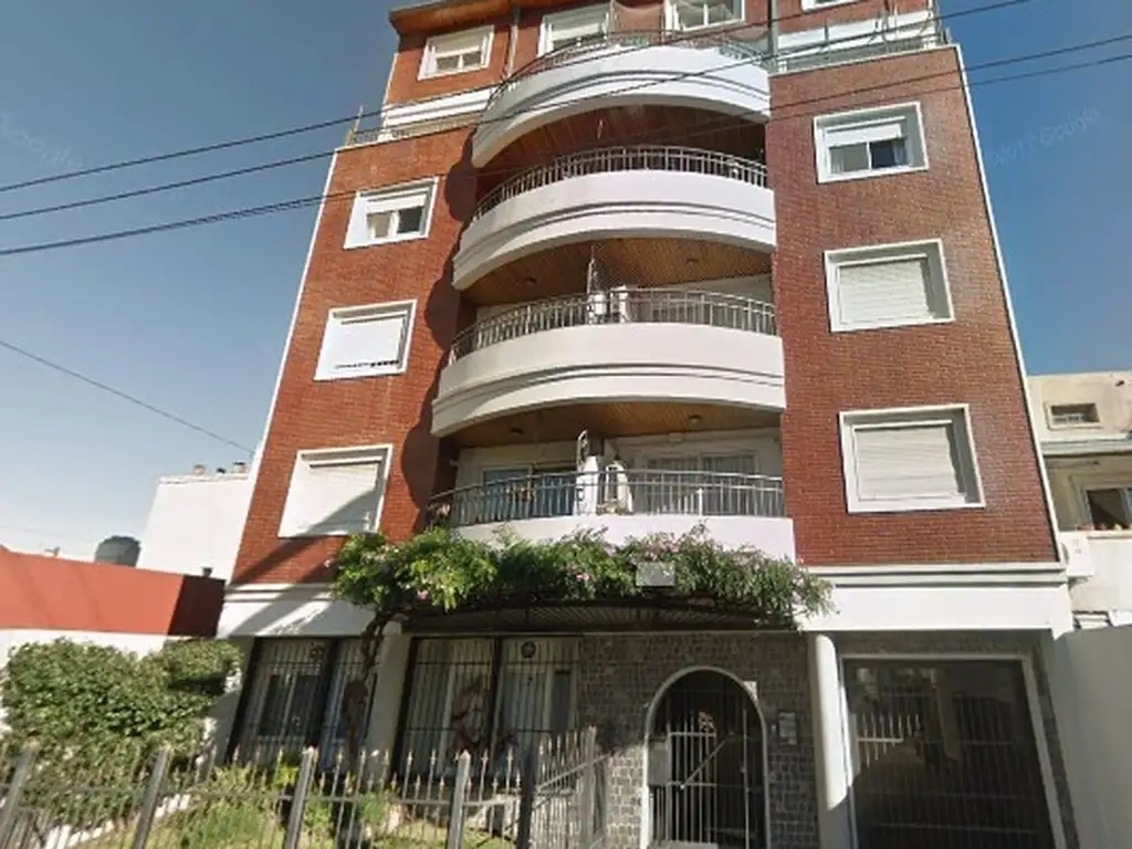 Departamento de 4 ambientes con cochera en centro de San Justo.