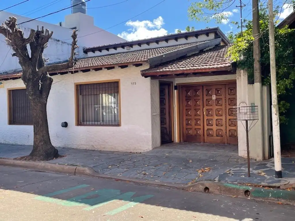 Muy linda casa centrica  2 dormit, cochera,garage y patio.