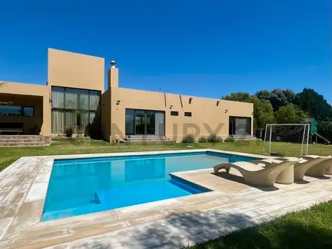 Casa de CATEGORIA en venta! piscina, cochera, asador, 4 dor, baño en suite.