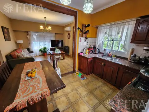 Venta casa de 3 ambientes con patio y cochera en Bernal Oeste