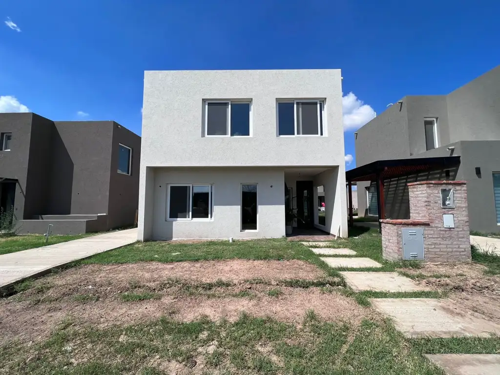 Casa en venta en El Aljibe de Manzanares 4 ambientes con Galería y Jardín