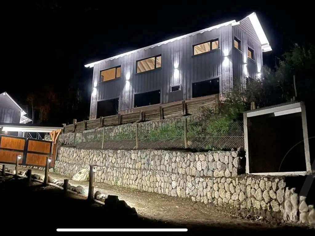 FINA PATAGONIA. Casa en venta de 3 dormitorios c/ cochera en San Martin de los Andes