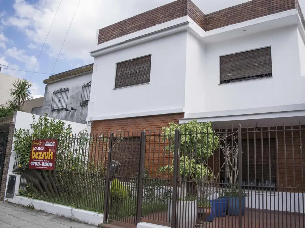 Casa de 4 ambientes con cochera y dependencia de servicio en venta en Beccar