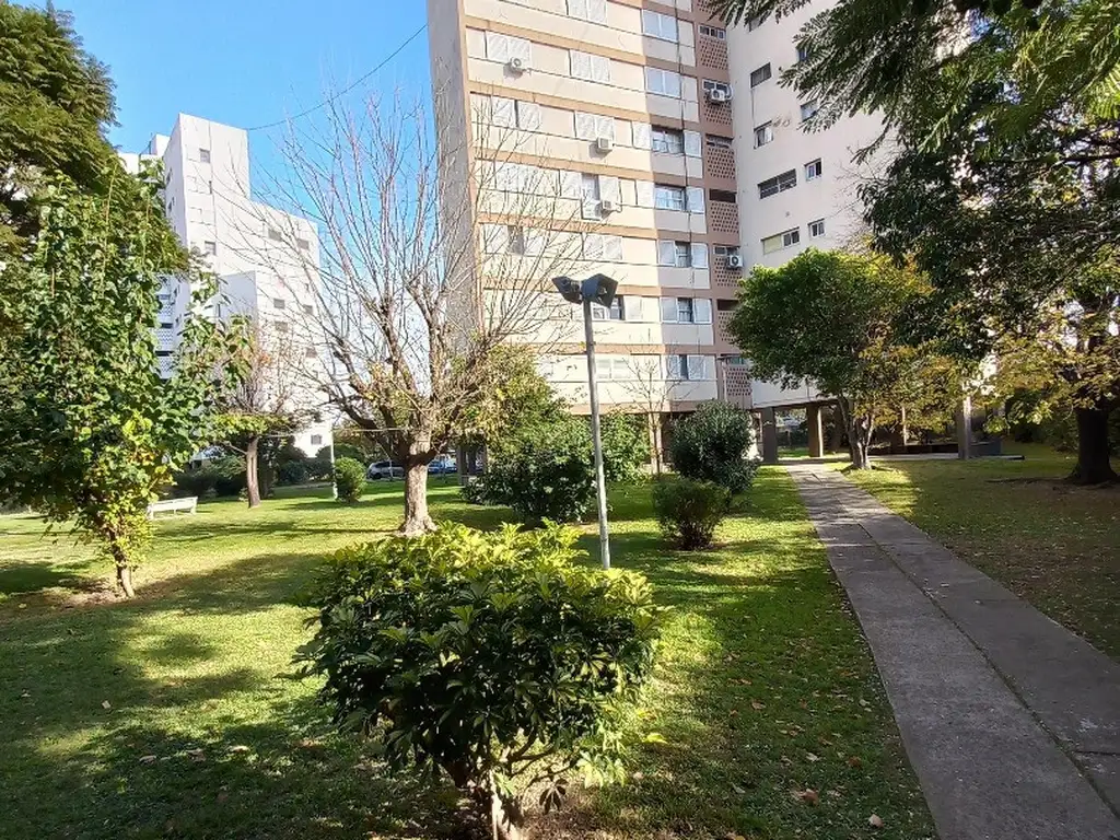 Excelente Departamento con 3 dormitorios- cocheras- Doble entrada- jardines y Rejas Perifericas