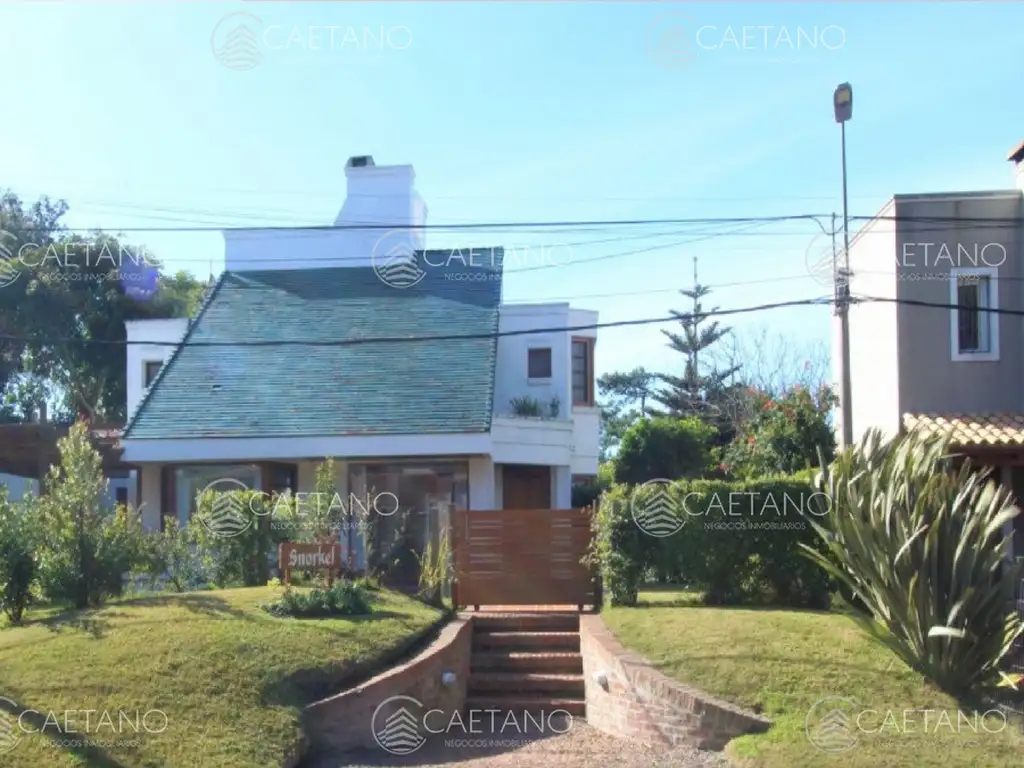 Casa en venta en playa Brava a solo 100 mts del mar. 4 dormitorios + dep.