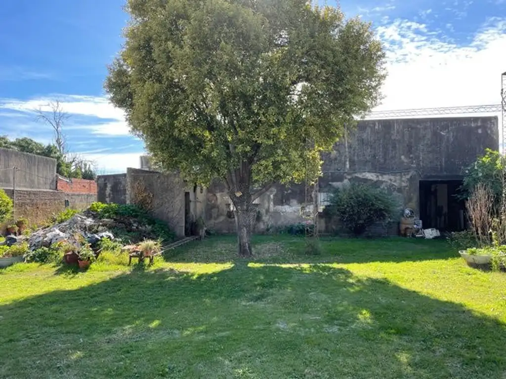 Lote en venta esquina Iriart y Pueyrredon