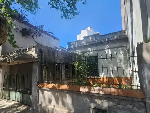 Casa a refaccionar en lote propio de 8,66x26