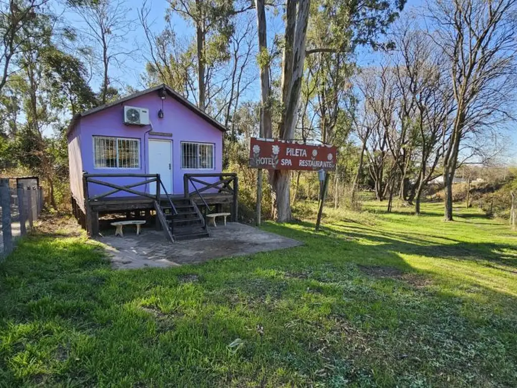 Cabaña completamente equipada, con terreno arbolado