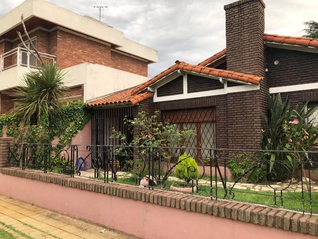 Casa Chalet  en Venta en El Palomar, Morón, G.B.A. Zona Oeste