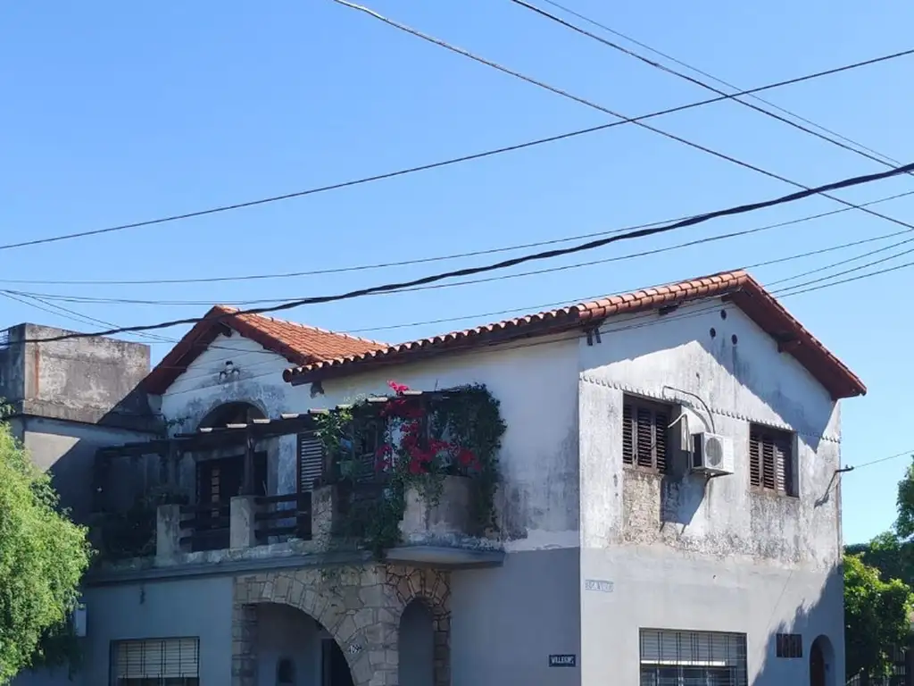 TIPO CASA AL FRENTE PLANTA BAJA