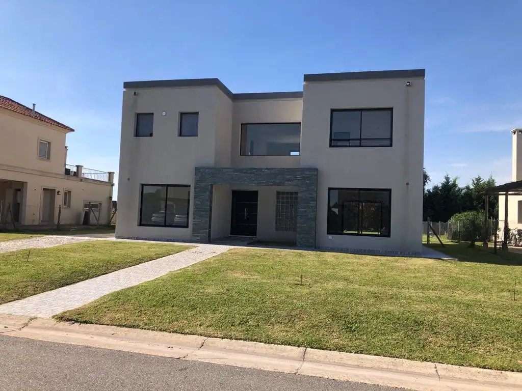 Casa en venta en Harás Santa María!