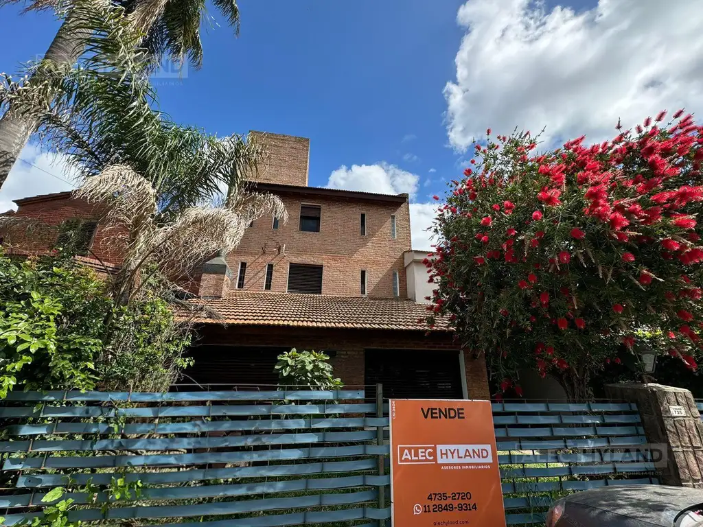 Casa interesante en venta de 3 plantas en Santa Rita, San Isidro