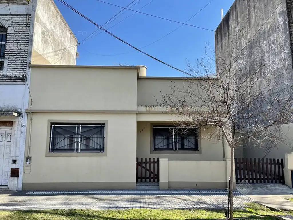 VENTA DIRECTA - Casa con entrada de auto y terraza - Excelente Ubicación