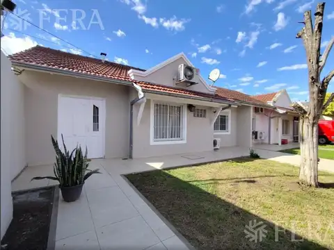 Venta casa 5 ambientes con cochera y piscina en Villa de Mayo