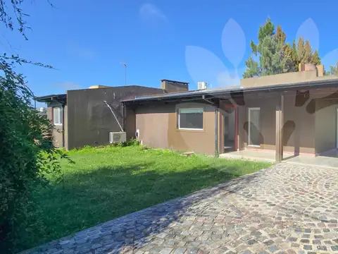 CASA EN VENTA-302 e/ 50 y 52-BARRIO "EL RODEO"-LA PLATA-DANIEL JAKUS PROPIEDADES