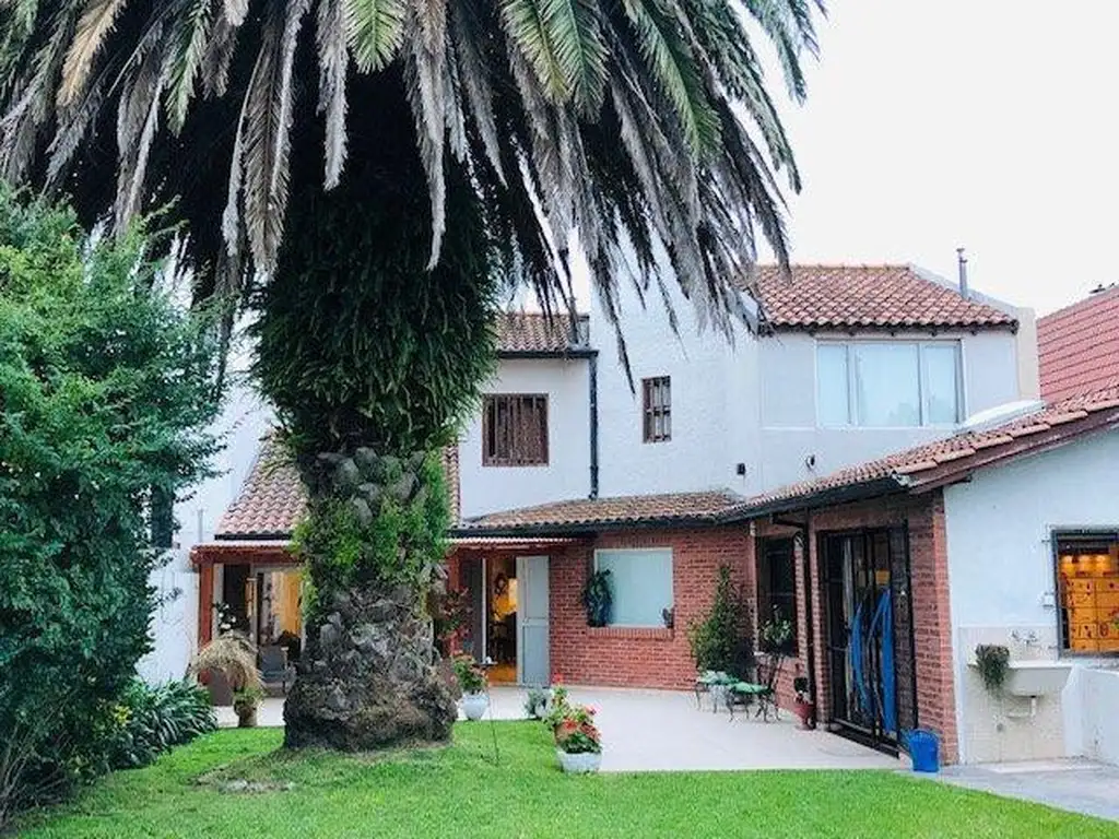 CHALET MODERNO DE 4 AMBIENTES CON PARQUE