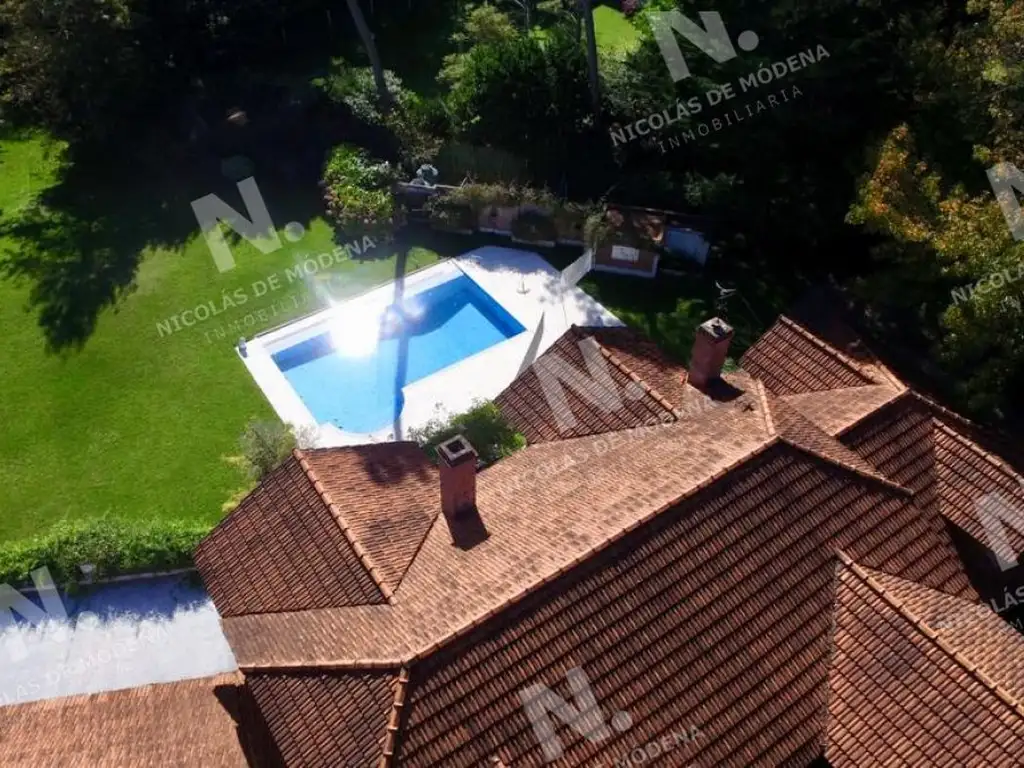 Casa de gran tamaño ubicada en zona de paz y tranquilidad.