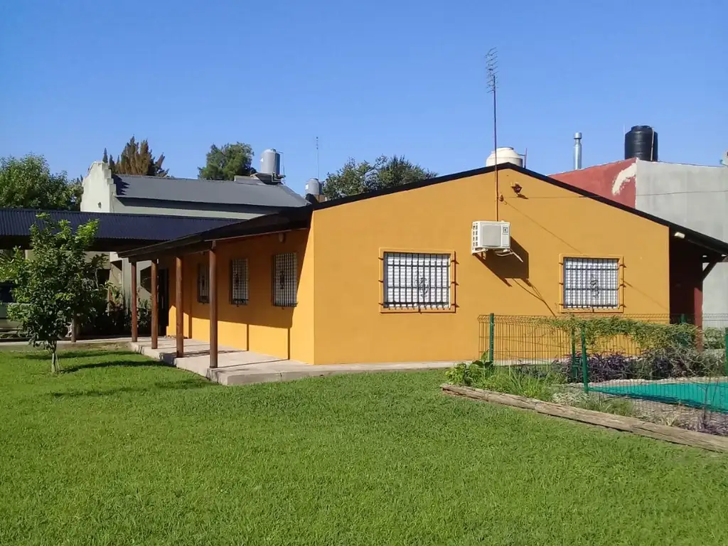 Impecable Casa En Venta Con Amplio Terreno, Arturo Segui