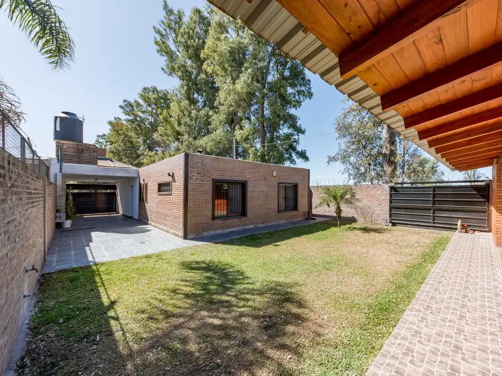 VENTA - Casa de 2 dormitorios con Cochera , Jardín y Quincho - Fisherton , Rosario.