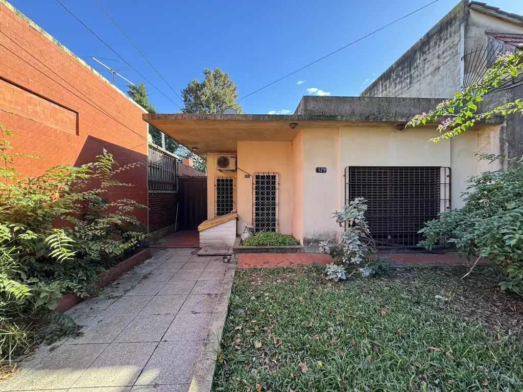 Venta de casa de 3 ambientes con cochera y jardín en Ezpeleta Oeste