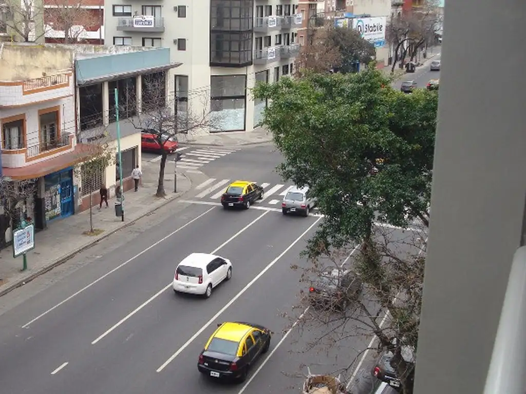 "EDIFICIO CON PILETA"..  Y SOLARIUM....   1 AMBIENTE AL  FRENTE CON BALCÓN, BAÑO COMPLETO Y VESTIDOR