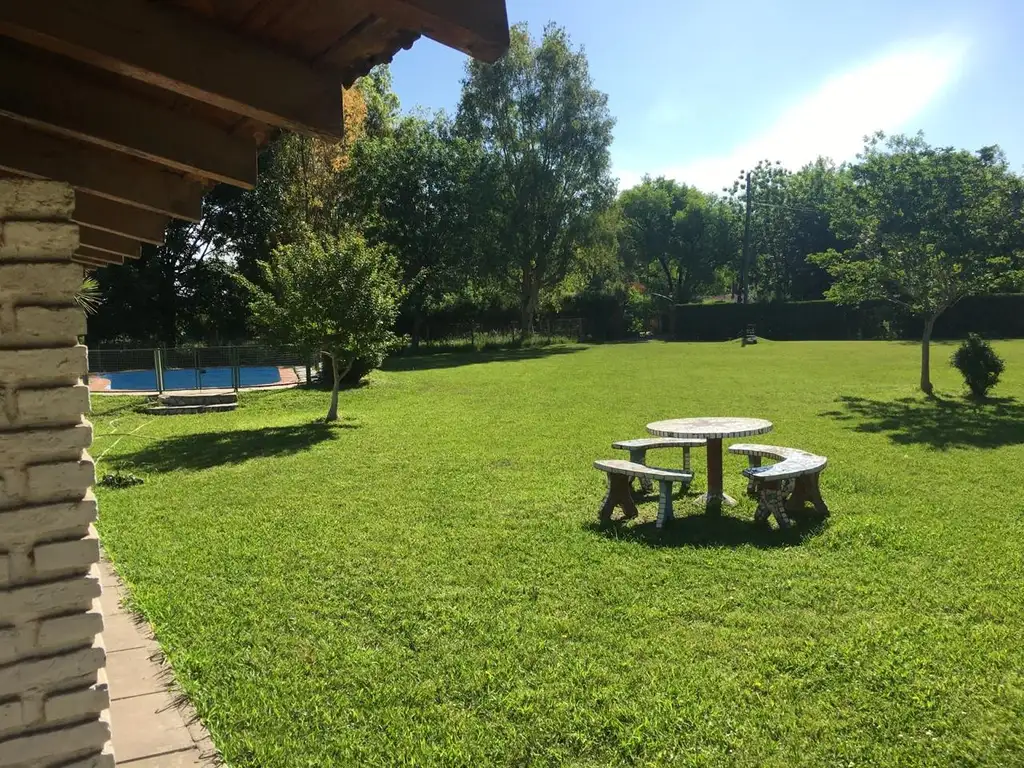 Casa quinta de dos ambientes , mas quincho completo cubierto, parrilla, piscina y amplio parque