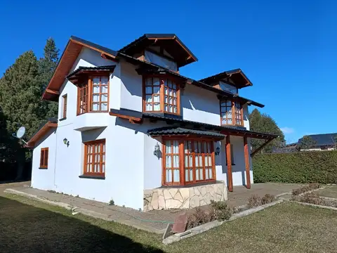 Venta Casa 3 dormitorios , 3 baños, quincho garaje y jardín en Barrio La Colina, Bariloche